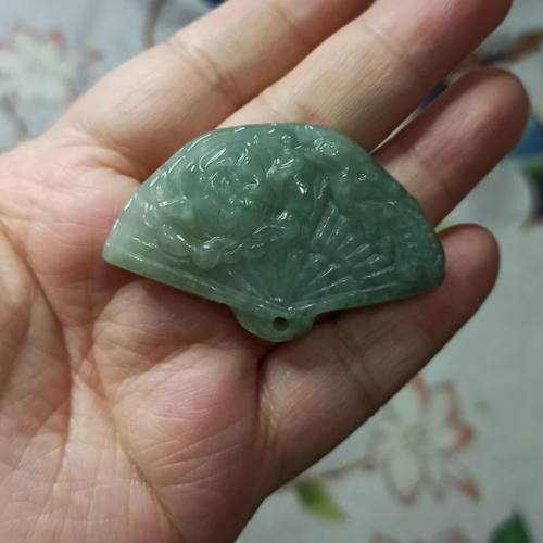 翡翠吊坠绿底凤穿牡丹扇子牌