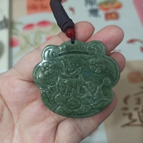 天然翡翠吊坠山水鹿牌梅花鹿