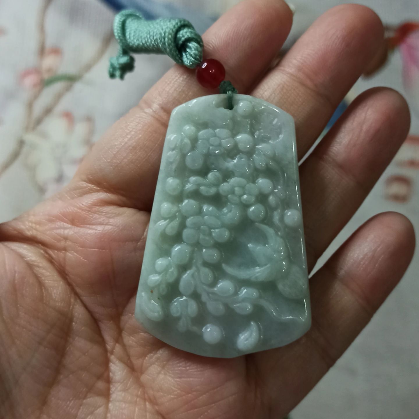 天然翡翠吊坠雕刻花牌喜上眉梢