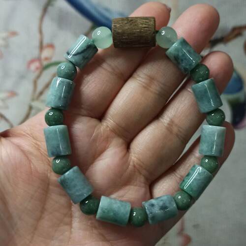 天然翡翠绿底飘花桶珠路路通