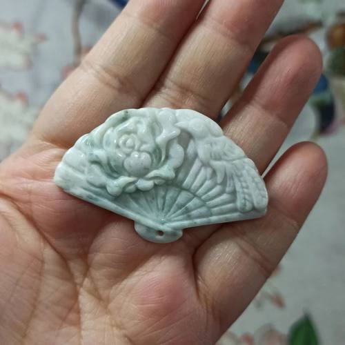 天然翡翠吊坠绿底凤穿牡丹扇