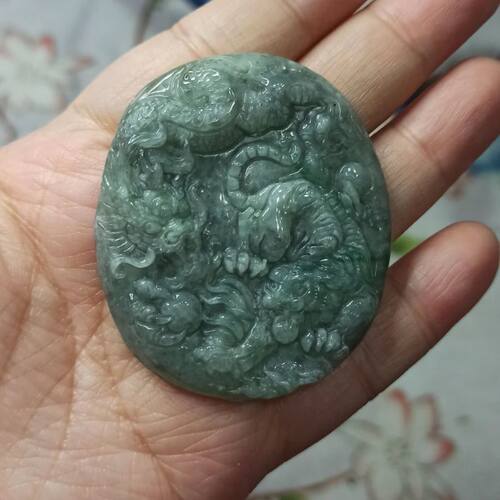 天然翡翠吊坠龙虎牌乌鸡飘花