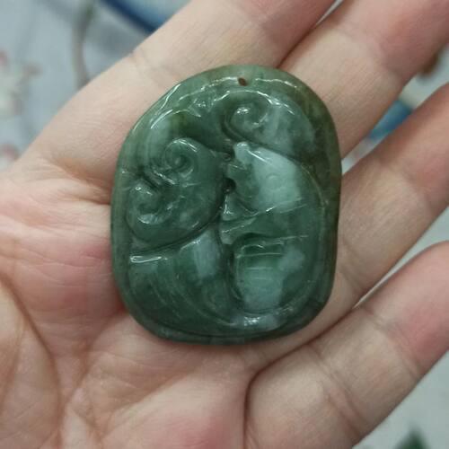 天然翡翠吊坠绿底飘花荷叶鱼