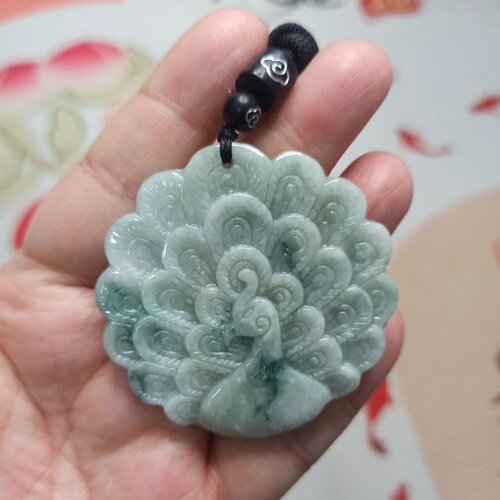 翡翠吊坠绿底飘花孔雀凤凰牌