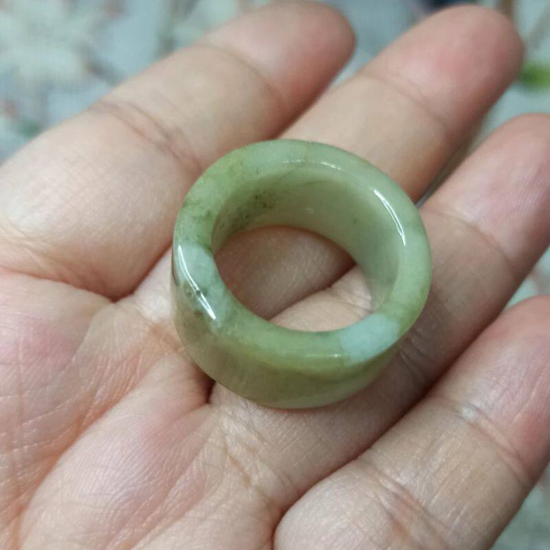 222缅甸天然翡翠油青飘花扳指宽条玉石戒指宽12mm左右圈口卡18mm属于什么档次？