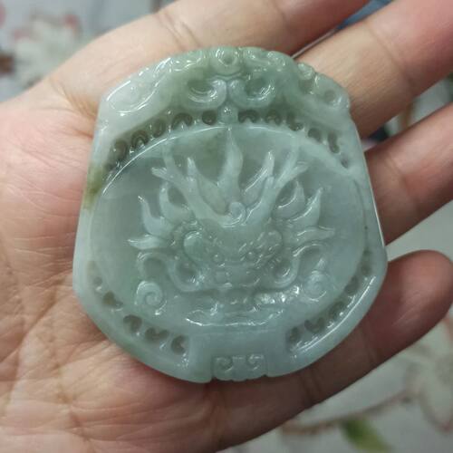 天然翡翠吊坠绿底飘花龙牌