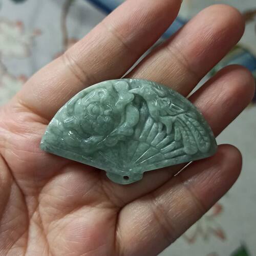 天然翡翠吊坠绿底凤穿牡丹扇