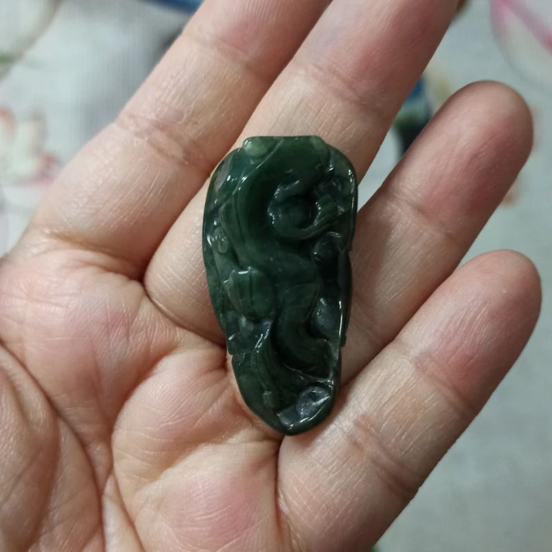 天然翡翠吊坠绿底雕刻貔貅