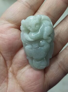174缅甸天然翡翠吊坠如意福寿猴子献寿手把件淡绿底卡40X24mm左右