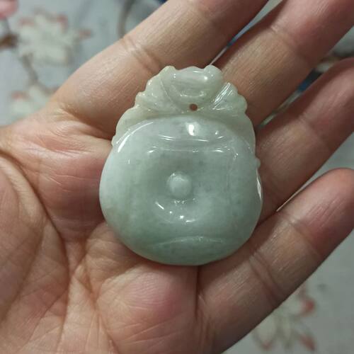 翡翠吊坠飘花花牌福袋挂件特色