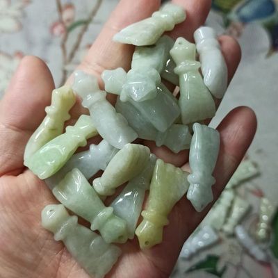 天然A货翡翠吊坠掌上明珠