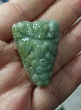 天然翡翠吊坠雕刻蝙蝠葡萄