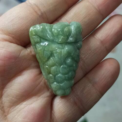 天然翡翠吊坠雕刻蝙蝠葡萄