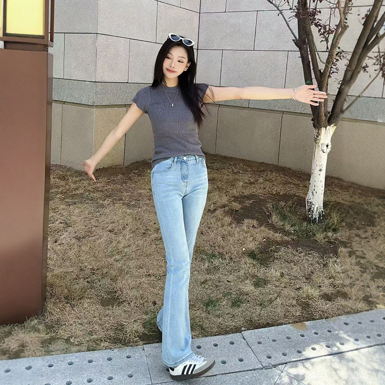 浅蓝色微喇牛仔裤女2025年弹力