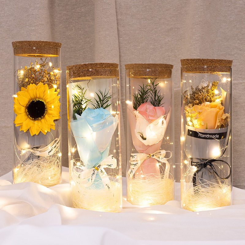 여자 친구의 생일을 위해 가벼운 장미 비누 꽃다발이 있는 병 유리 그늘을 바라는 새로운 공장 발렌타인 데이 선물