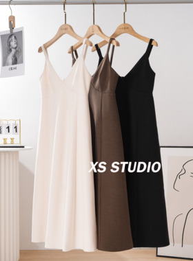 高级性感毛呢吊带连衣裙女2025春新款法式复古V领显瘦中长款a字裙