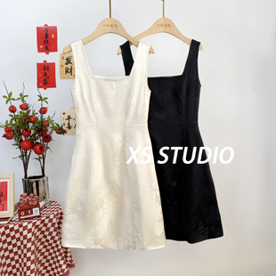 方领缎面仿醋酸吊带裙2026春夏季 通勤性感小众气质提花垂感短裙