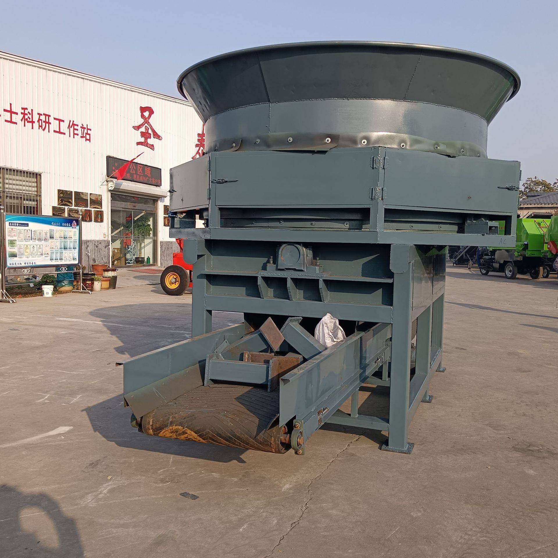 圆桶式牧草拆捆机草料加工设备固定式草捆粉碎机