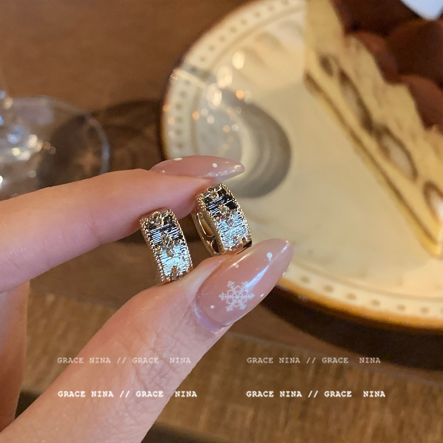 精致镶钻十字架拉丝耳环女耳扣耳饰轻奢小众高级感2026新款爆款