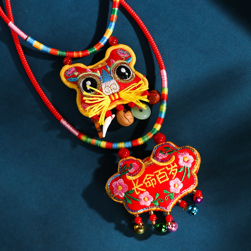 非遗手工刺绣五虎串宝宝挂脖铜玲锁项圈艾草虎头小香包节日小礼物