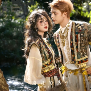 男女新疆维吾尔族服饰结婚照异域风情少数民族风婚纱照度假风神女