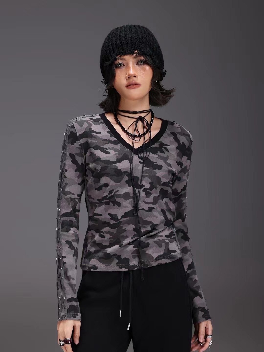 拓谷早秋美式辣妹迷彩长袖T恤女设计感钉珠v领修身打底衫Q52047
