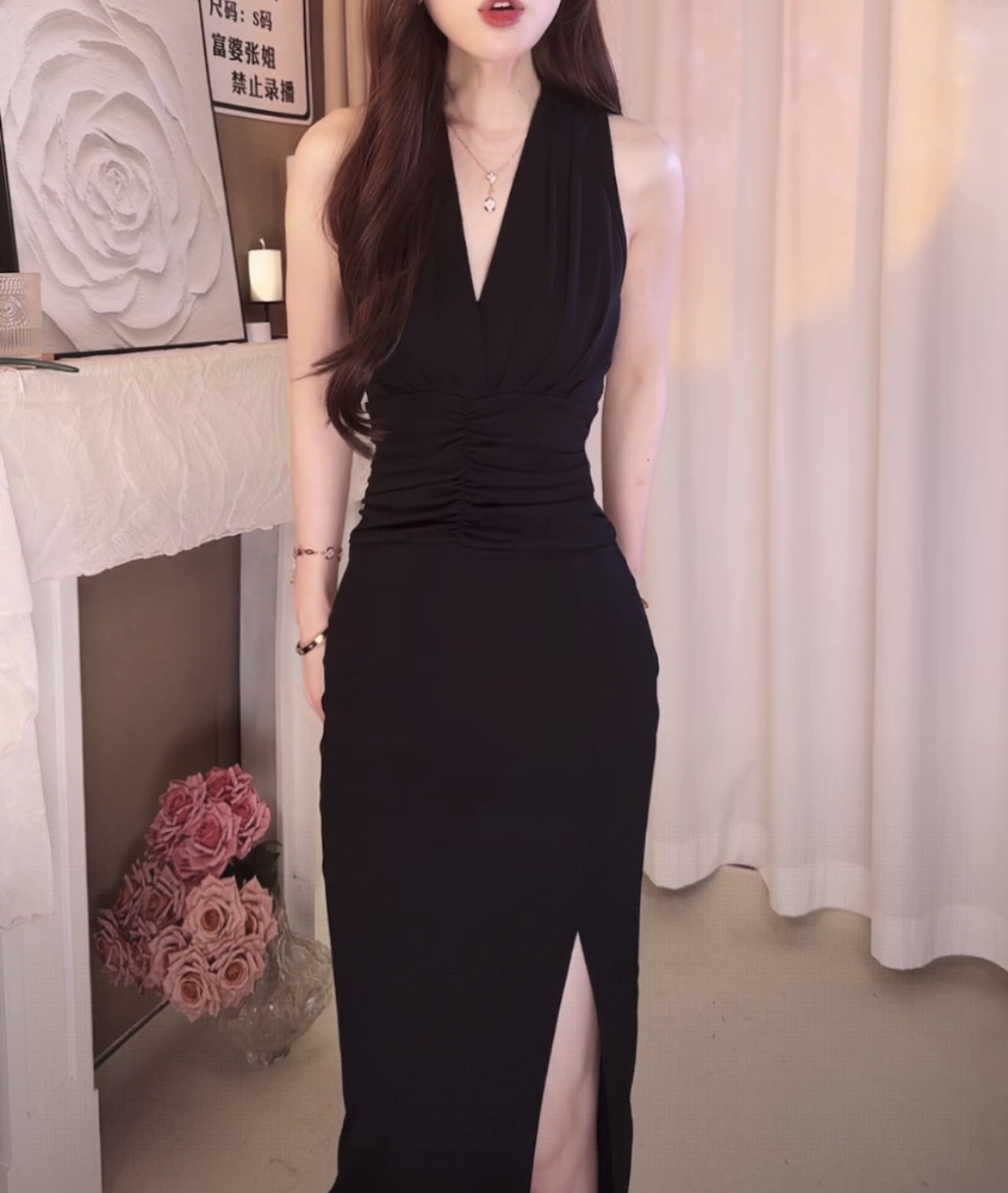 法式气质v领无袖连衣裙赫本风高级感收腰显瘦挂脖长裙女夏季新款