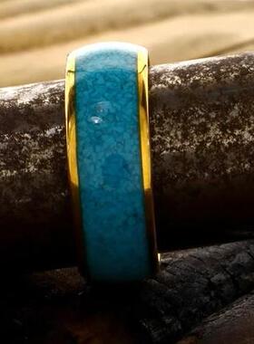 《时尚不锈钢戒指：融合独特纹理与精致金属边饰》蓝松石