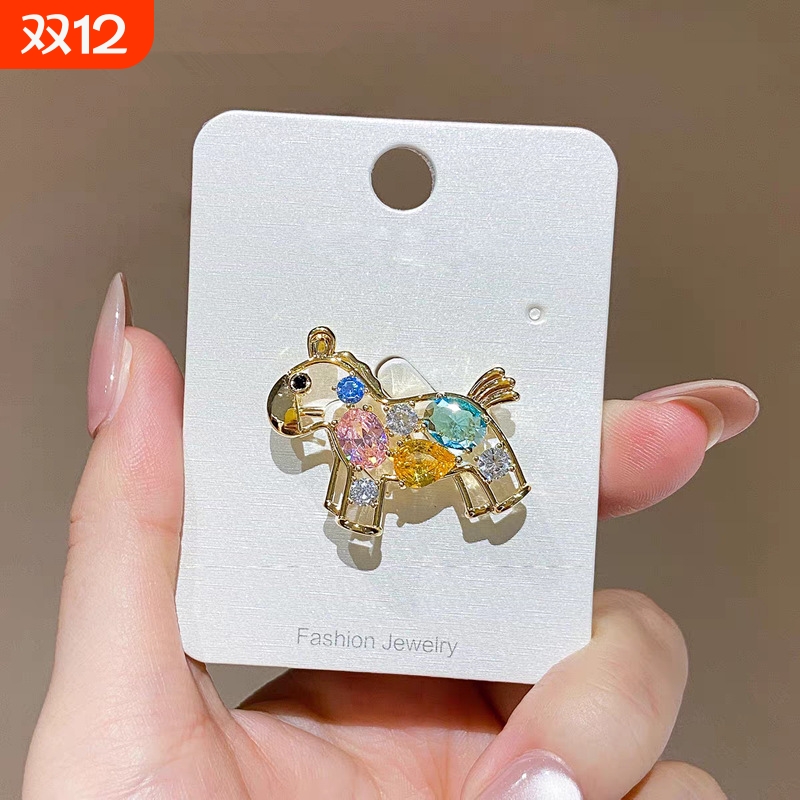 新款彩钻镂空小马胸针精致高级感胸花西装大衣别针马年生肖配饰女