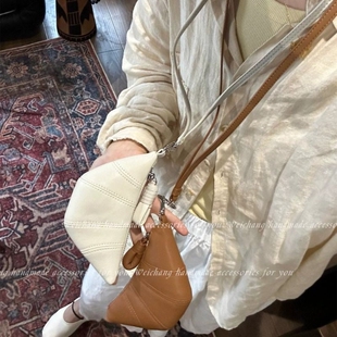 真皮质感新款时尚挂脖零钱包可爱可颂牛角包迷你口红包女银色黑色