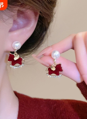 新年红色丝绒小马珍珠耳钉本命年耳环小众设计气质耳饰白色个性
