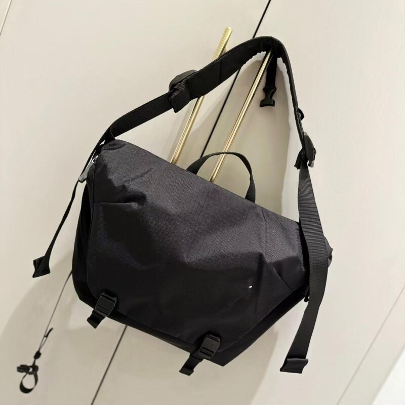 10L大容量翻盖单肩包斜挎包背差包防水户外防水旅游登山耐磨男女,运动包/户外包/配件,挎包/拎包/休闲包,淘宝优惠券,粉丝福利购,淘宝优惠卷