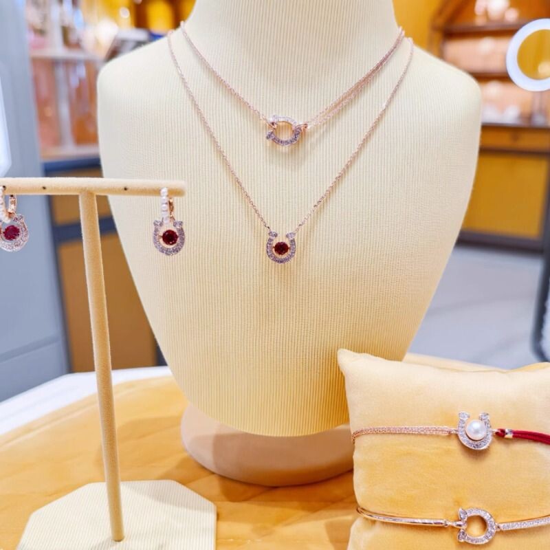 奥地利水晶施家新款红运马蹄项链手链本命年送女友礼物高级感闺蜜