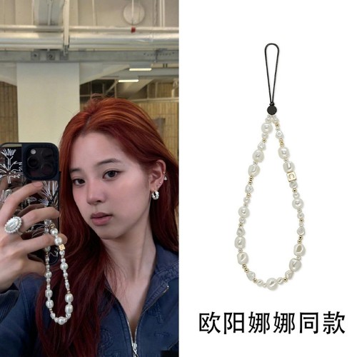 银白珍珠手机挂绳链网红明星手腕短款女手珠串链华强北款七彩珍珠手机串链便携手腕链高端超好看百搭精致吊坠