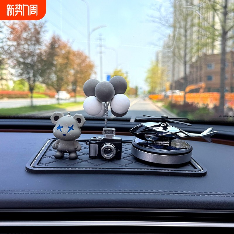 个性暴力熊车载摆件汽车中控台太阳能飞机香薰创意装饰品高档男款