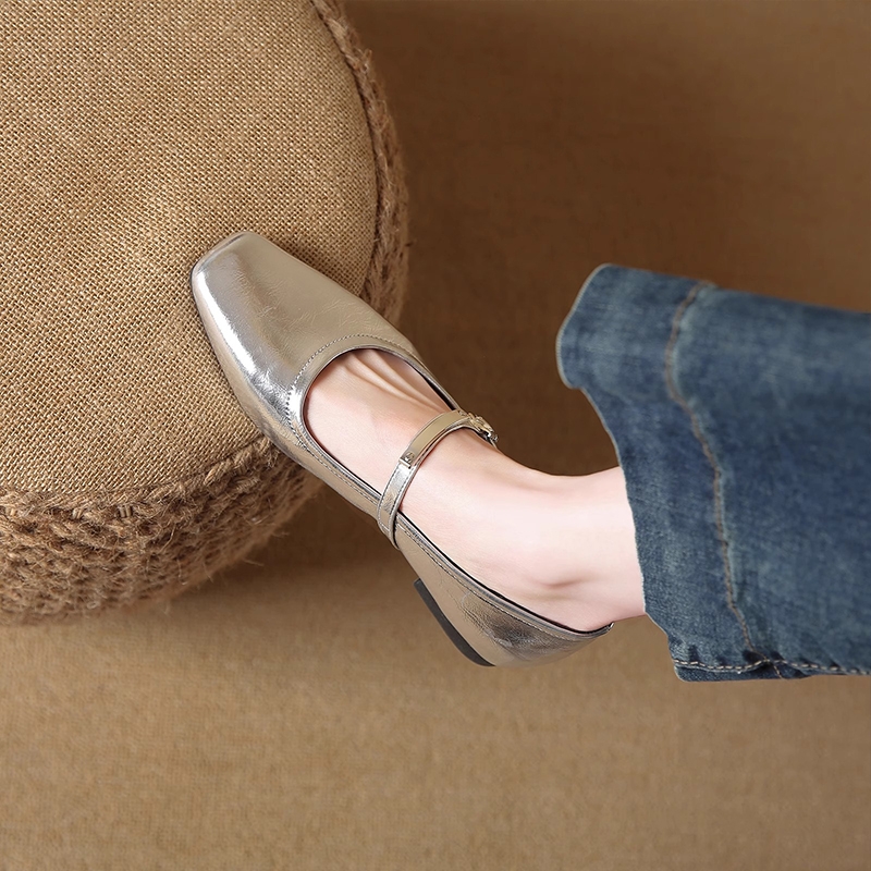 法式银色单鞋女夏2025新款配裙子绝美不累脚低跟平底玛丽珍小皮鞋