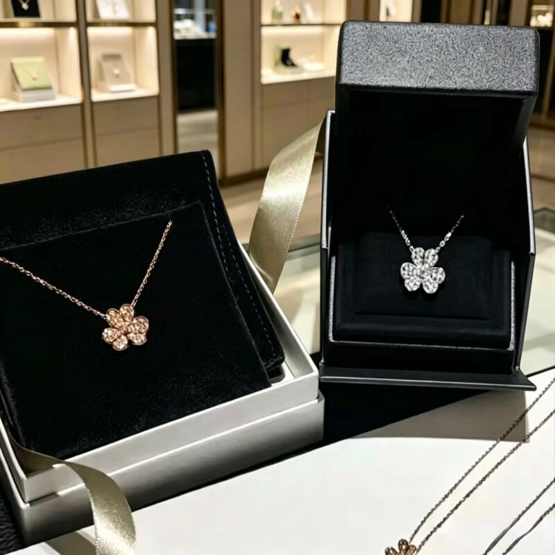 轻奢满钻三叶草项链玫瑰金锁骨链简约百搭小众颈链钻石太阳花白金图片