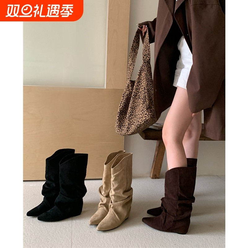 内增高绒面堆堆靴女2025秋冬新款尖头牛仔靴中筒靴女黑色棕色杏色