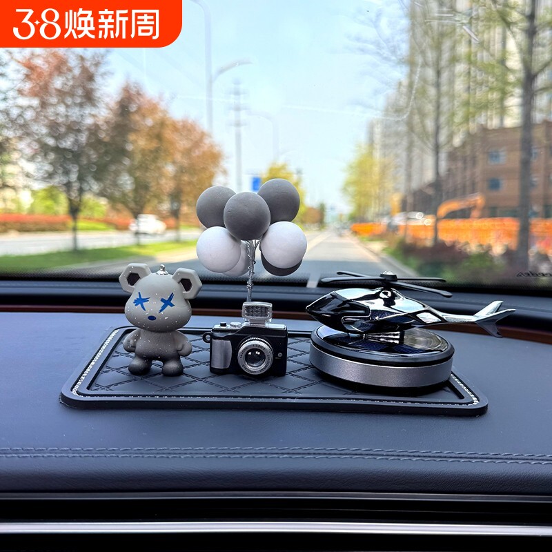 个性暴力熊车载摆件汽车中控台太阳能飞机香薰创意装饰品高档男款