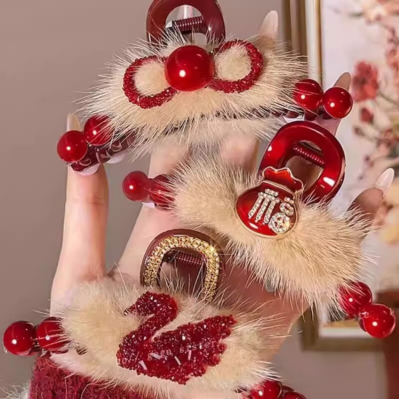 新年红色毛绒珍珠抓夹女2025年新款发夹后脑勺盘发鲨鱼夹发卡发饰