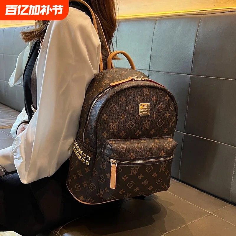 真皮双肩包女2026新款轻便旅游复古老花大牌书包高级旅行外出背包