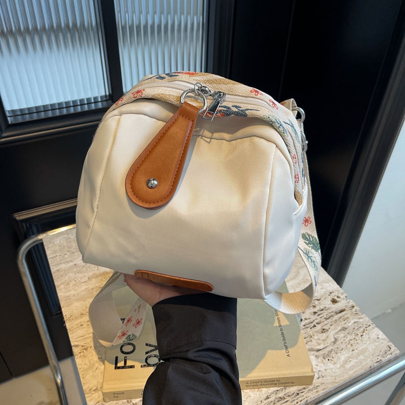 2025新款防水尼龙布斜挎包包女士大容量单肩包休闲小众设计通勤包