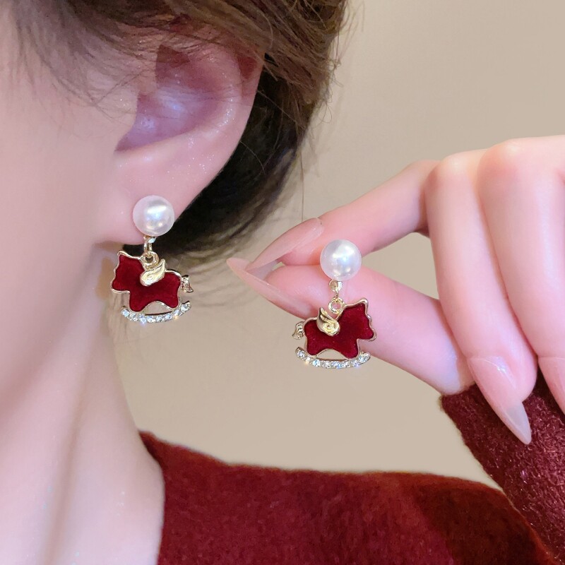 新年红色丝绒小马珍珠耳钉本命年耳环小众设计气质耳饰白色个性