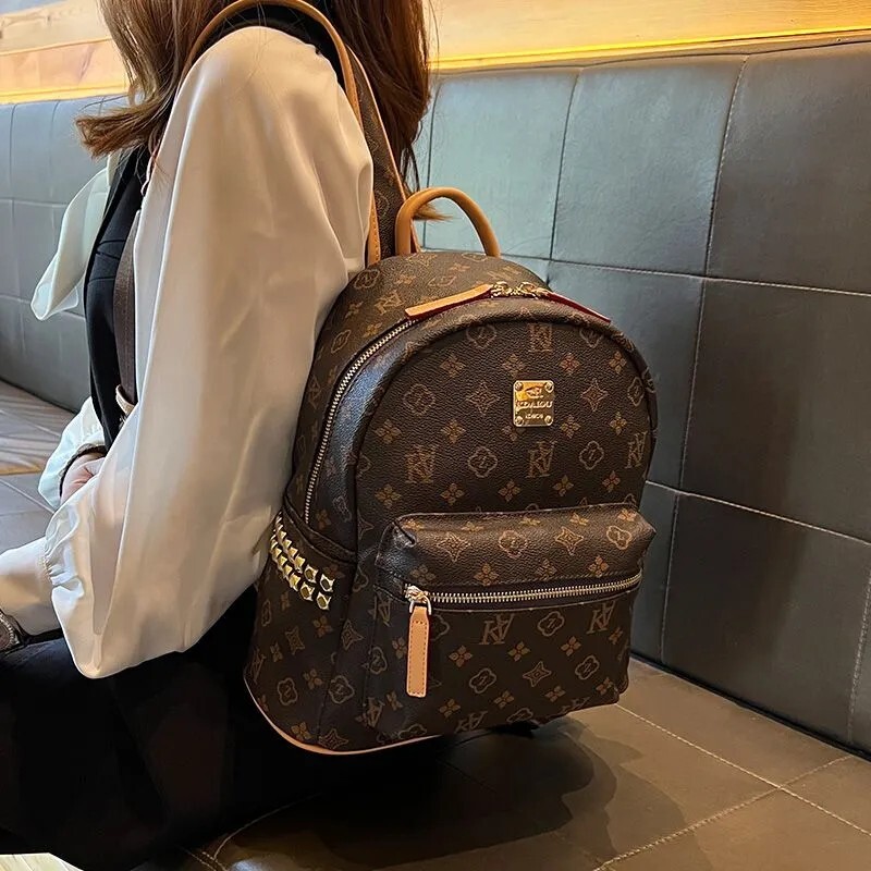 真皮双肩包女2026新款轻便旅游复古老花大牌书包高级旅行外出背包