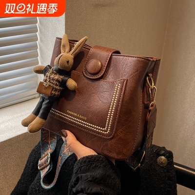 高级感洋气小包包2024夏天新款女包时尚宽带斜挎包复古百搭水桶包