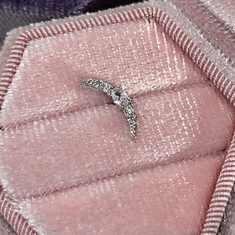 新款弧形月牙边缘耳骨钉耳针螺丝拧扣超闪锆石耳钉耳环超仙闪钻