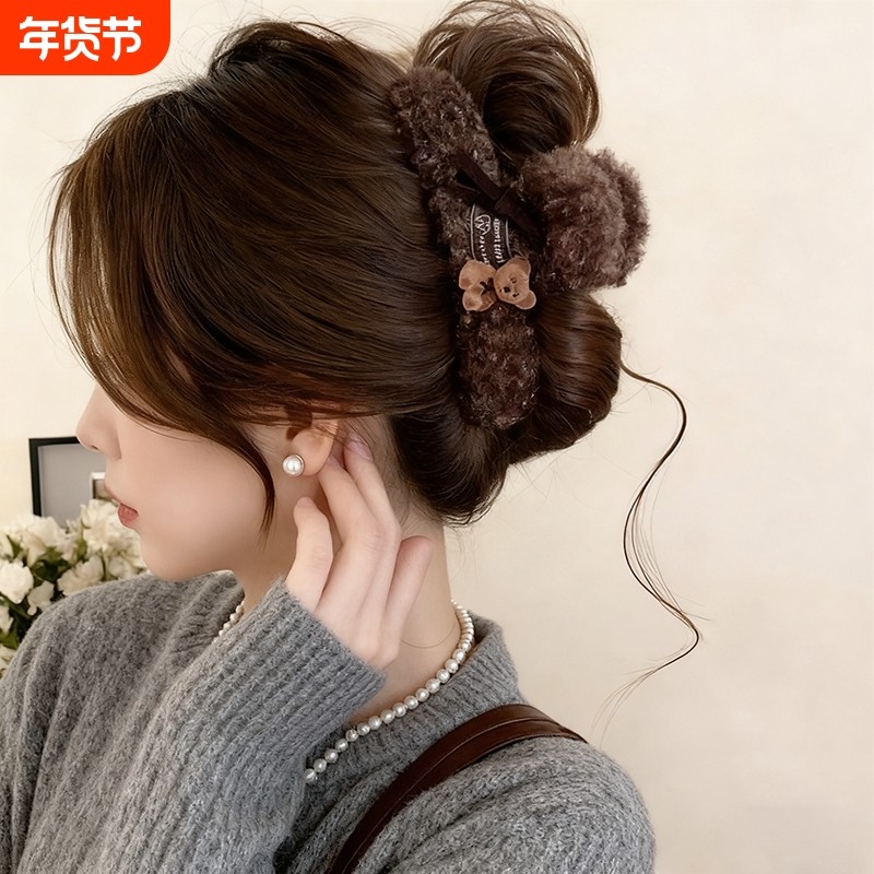 冬季羊羔毛毛绒抓夹女高级感2025新款小熊发夹后脑勺大号鲨鱼夹子