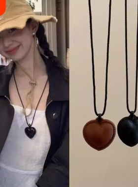 黑色爱心吊坠长项链女秋冬皮质锁骨链配饰fever同款设计感卫衣链