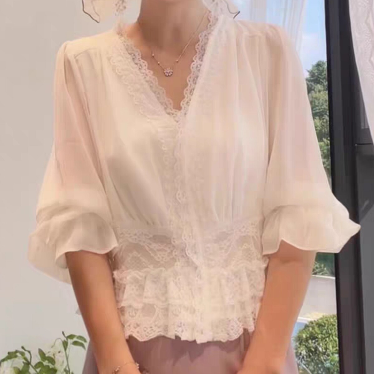 V领长袖衬衫女温柔蕾丝拼接上衣