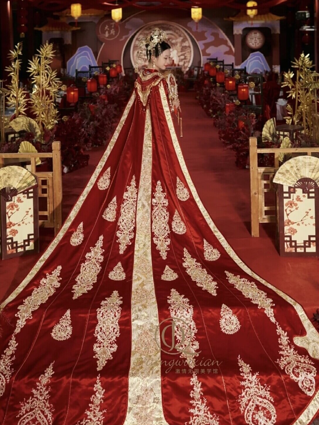 出租2024年新款中式婚服长拖尾重工秀禾服斗篷复古龙凤褂披风